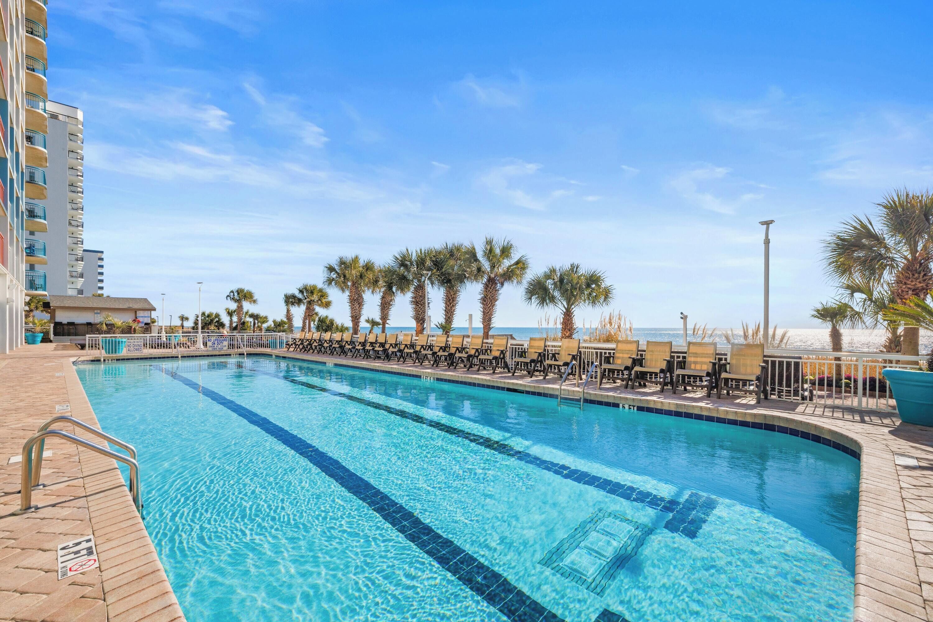 Una piscina techada, una piscina al aire libre