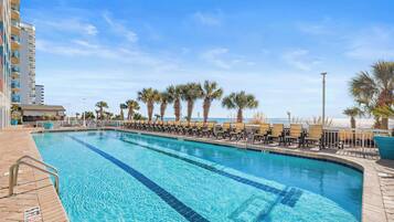 Una piscina techada, una piscina al aire libre