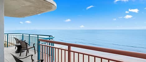 Oceanfront Three Bedroom Condo | Balkong