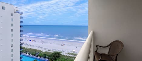 Partial Ocean View King Room | Balcón