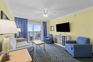 Oceanfront Three Bedroom Condo | Sala de estar | Una televisión