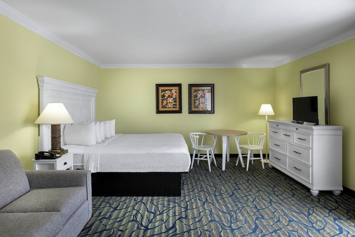 Partial Ocean View King Room | 1 bedroom, individually decorated, individually furnished, desk
