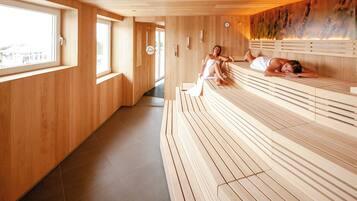 Salas de tratamiento para parejas, un sauna, una bañera de hidromasaje