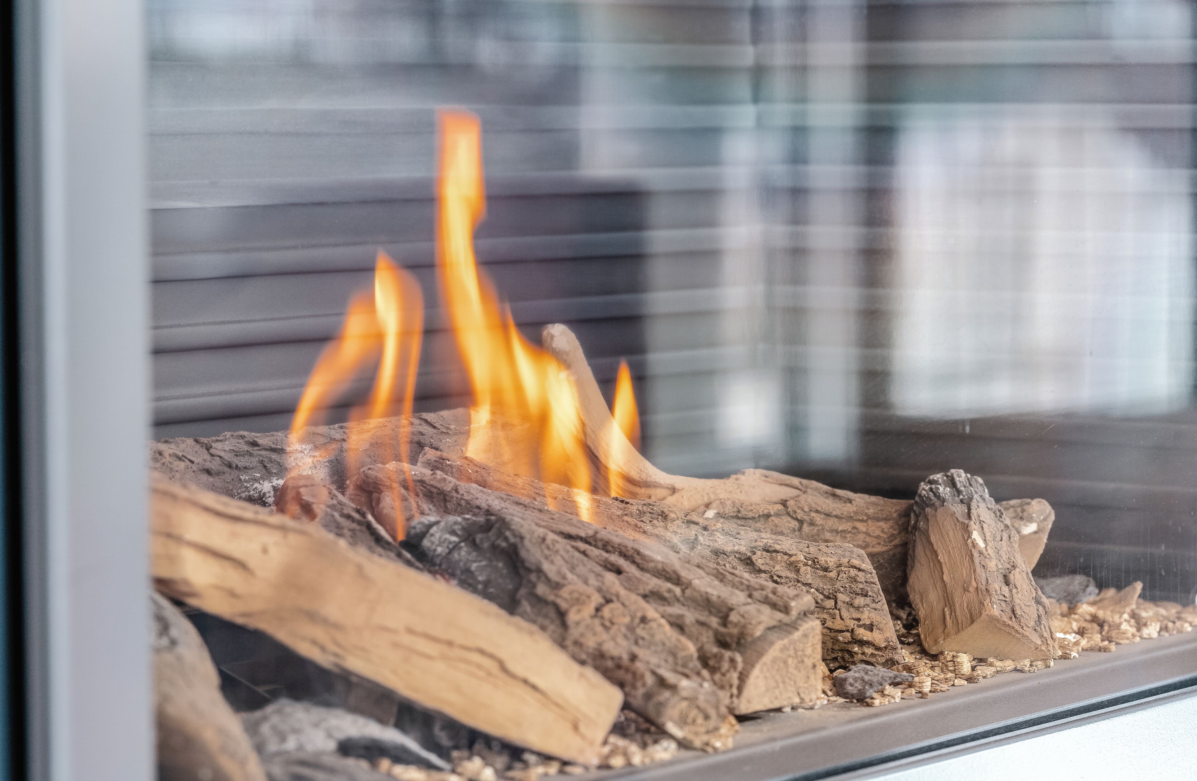 Ein Detailaufnahme eines brennenden Holzfeuers in einem Kamin.