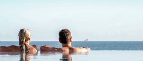 Una piscina techada, una piscina al aire libre