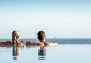 Innendørsbasseng, utendørsbasseng og solsenger