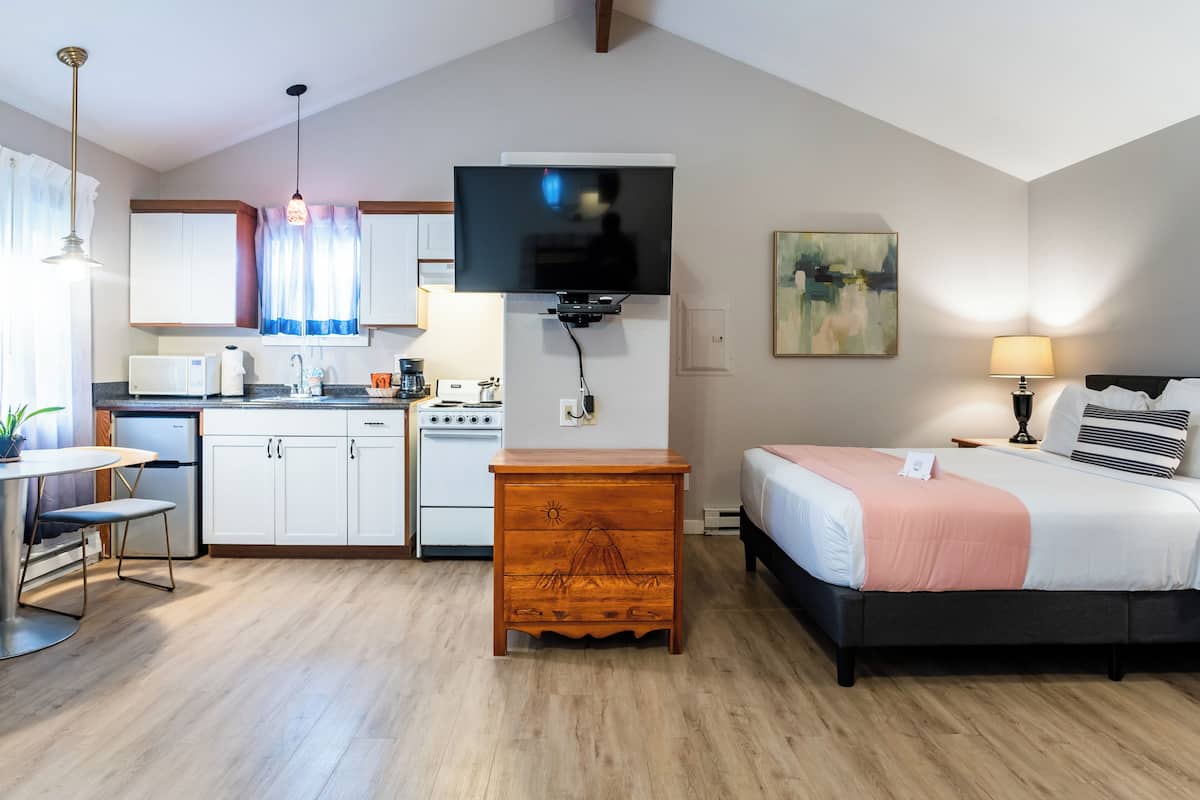 Queen room with Spa | Laptop workspace, iron/ironing board, free WiFi, bed sheets