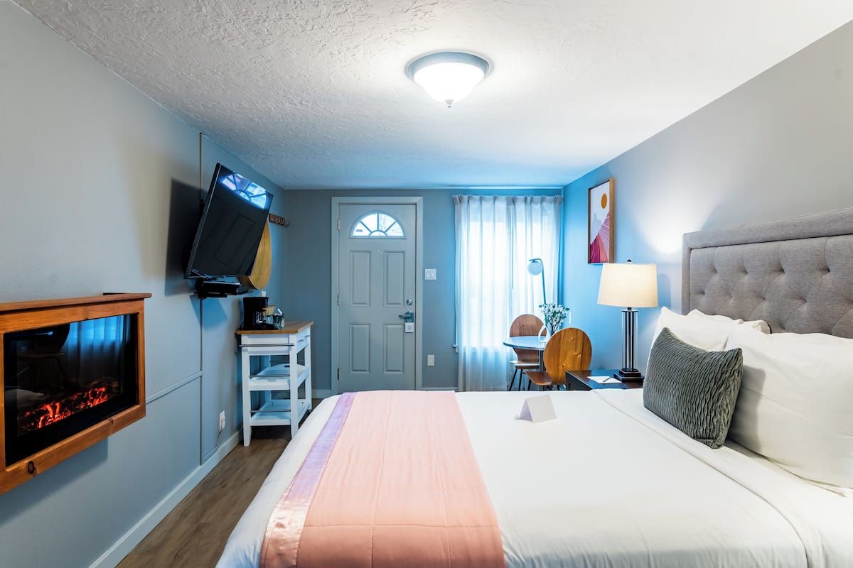 Laptop workspace, iron/ironing board, free WiFi, bed sheets