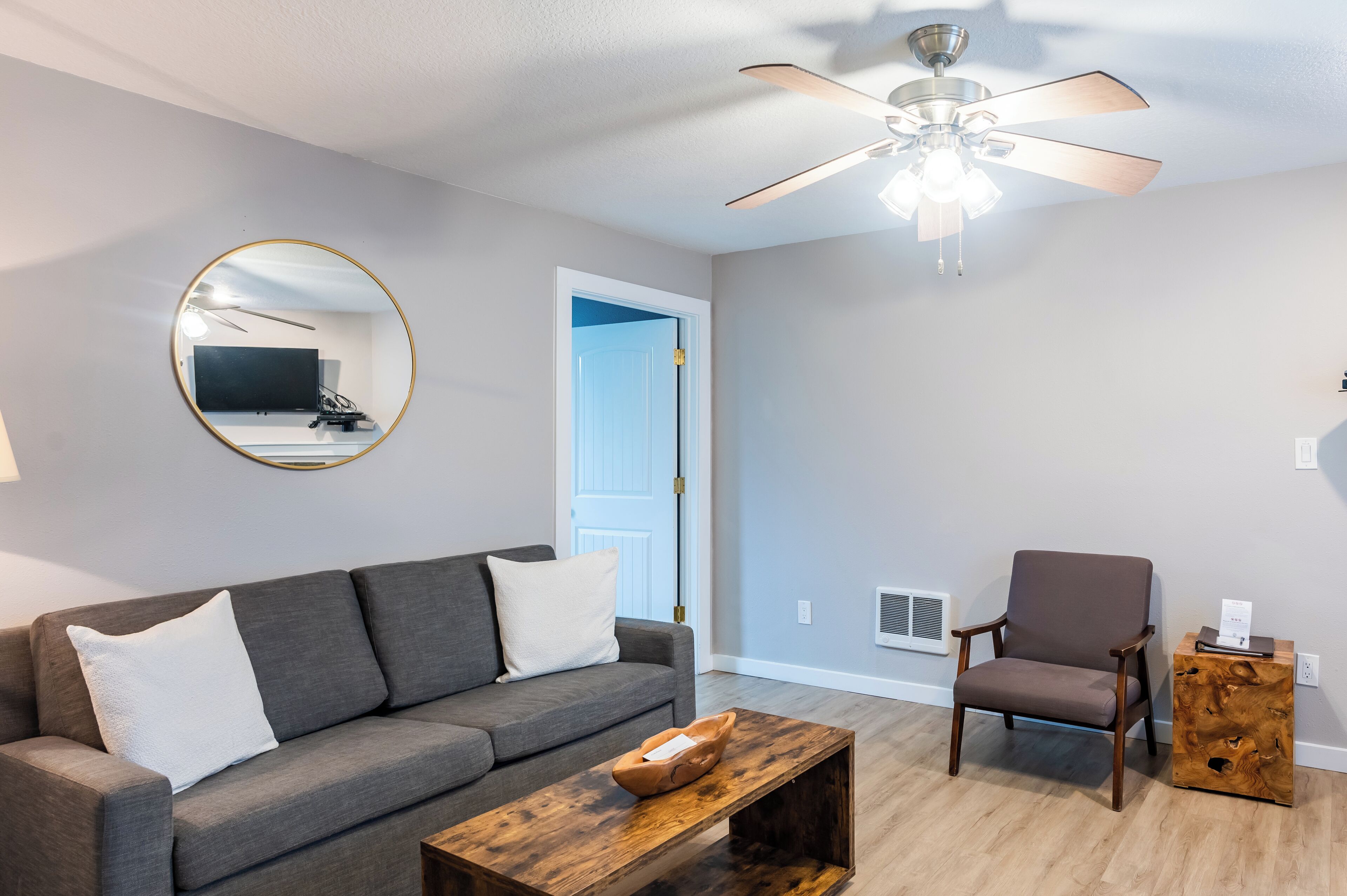 suite | living area | tv, dvd player