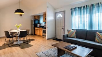 Suite, 2 chambres | Coin séjour | Télévision, lecteur de DVD