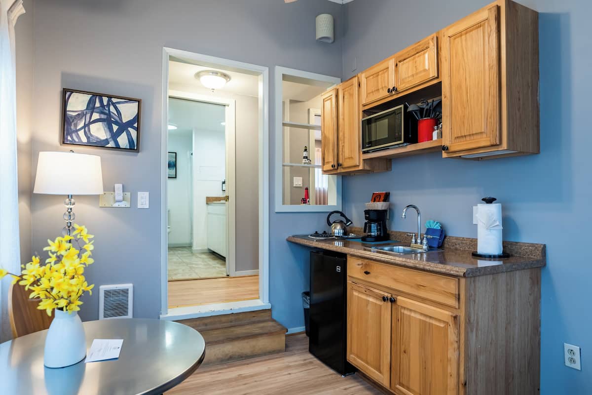 Queen Room with Kitchen | Private kitchenette | Microwave, coffee/tea maker, toaster, cookware/dishes/utensils