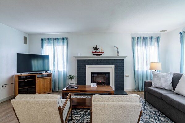 Suite, 2 Schlafzimmer | Wohnbereich | Fernseher, DVD-Player