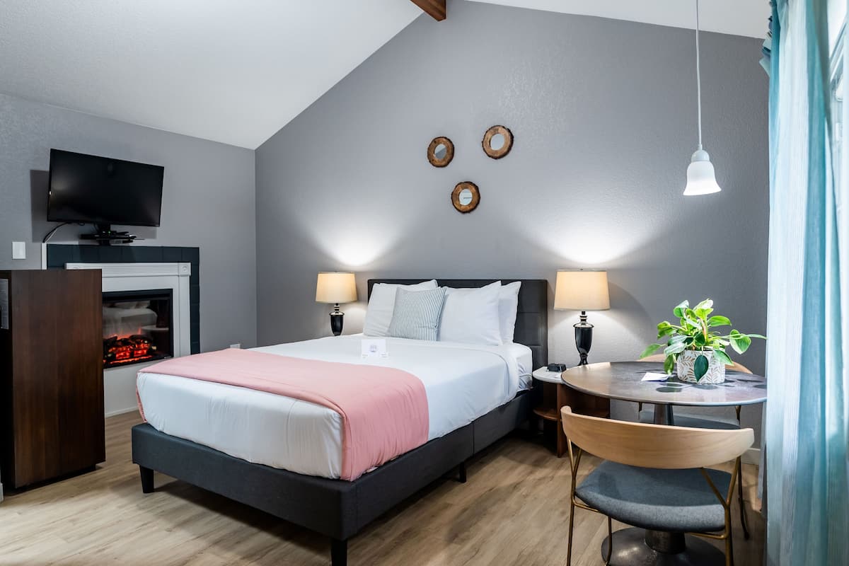 Queen Room | Laptop workspace, iron/ironing board, free WiFi, bed sheets