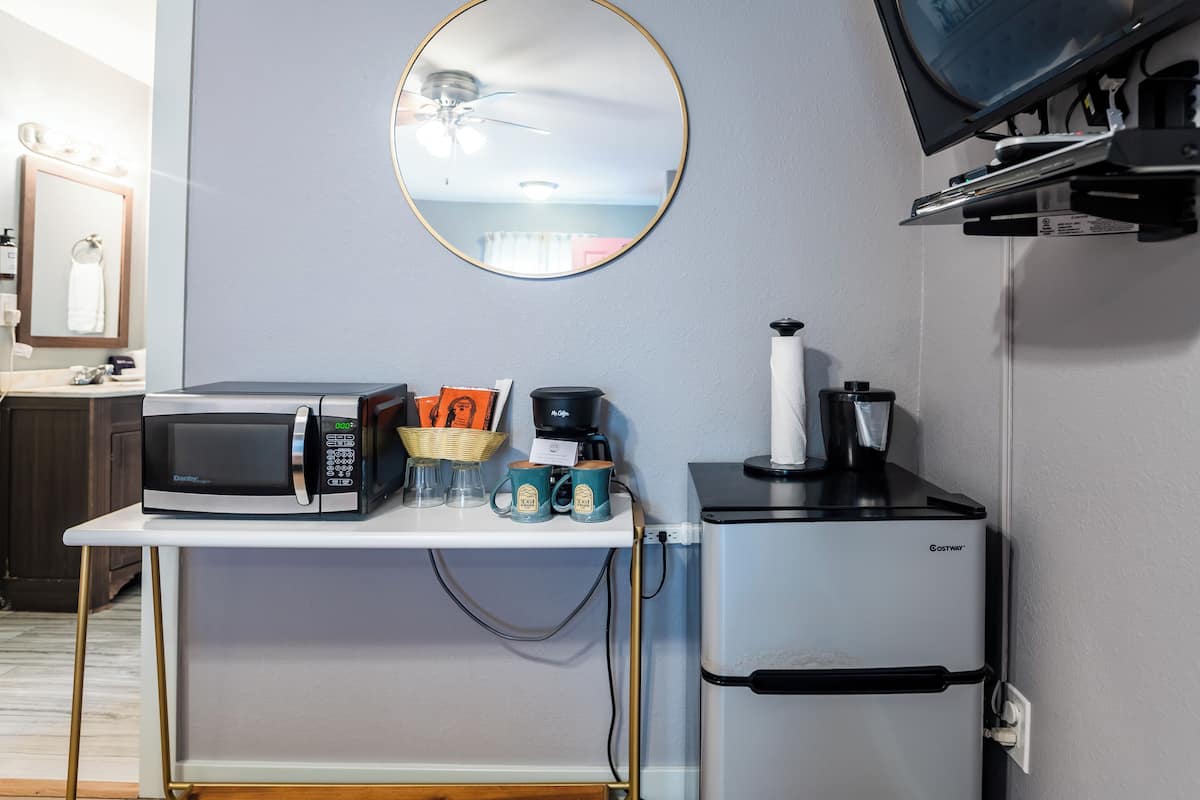 queen room | in-room dining