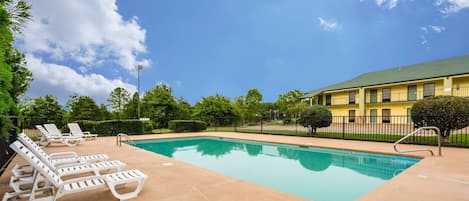 Piscine extérieure (ouverte en saison)