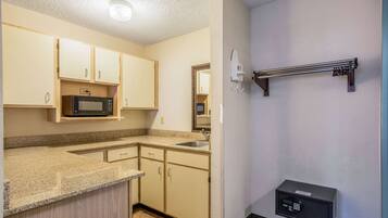 Standard Room, 1 King Bed, Smoking | Premium bedding, pillowtop beds, in-room safe, desk