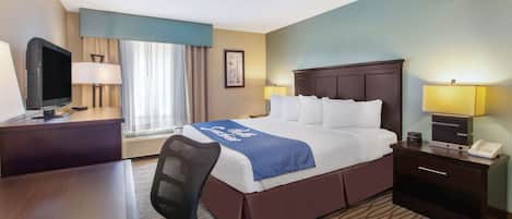 Escritorio, tabla de planchar con plancha, wifi gratis y ropa de cama