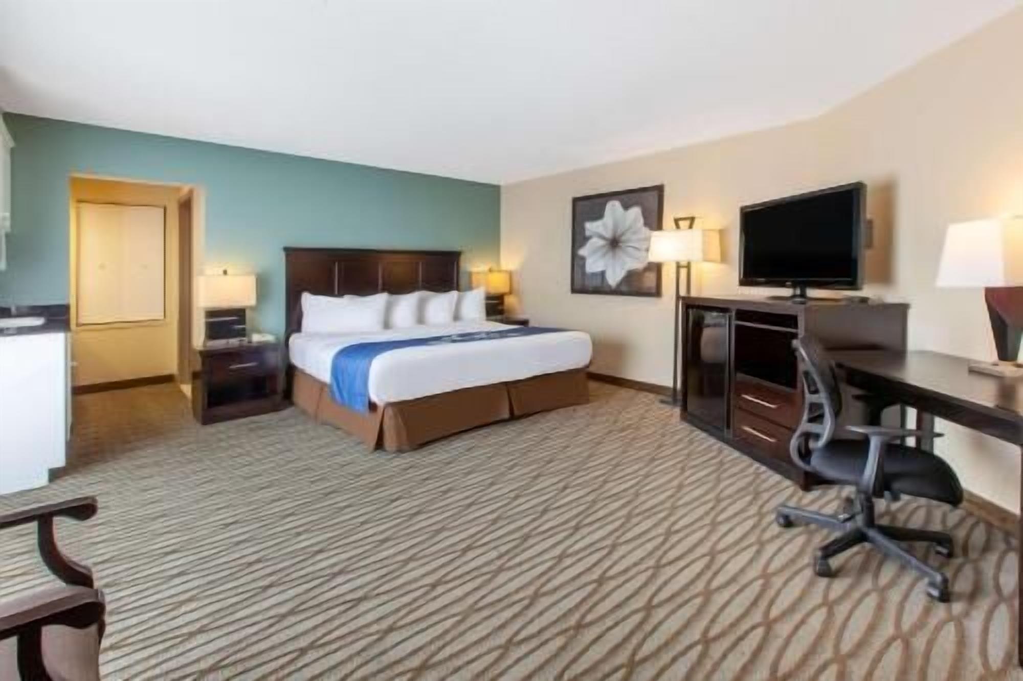 Desk, iron/ironing board, free WiFi, bed sheets