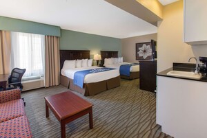 Escritorio, tabla de planchar con plancha, wifi gratis y ropa de cama 