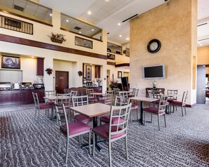 Free daily buffet breakfast - Comfort Suites near NASA - Clear Lake (Webster)