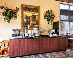 Free daily buffet breakfast  - Comfort Suites near NASA - Clear Lake (Webster)