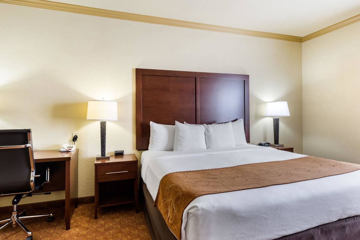 suite, non smoking | desk, laptop workspace, iron/ironing board, free cots/infant beds