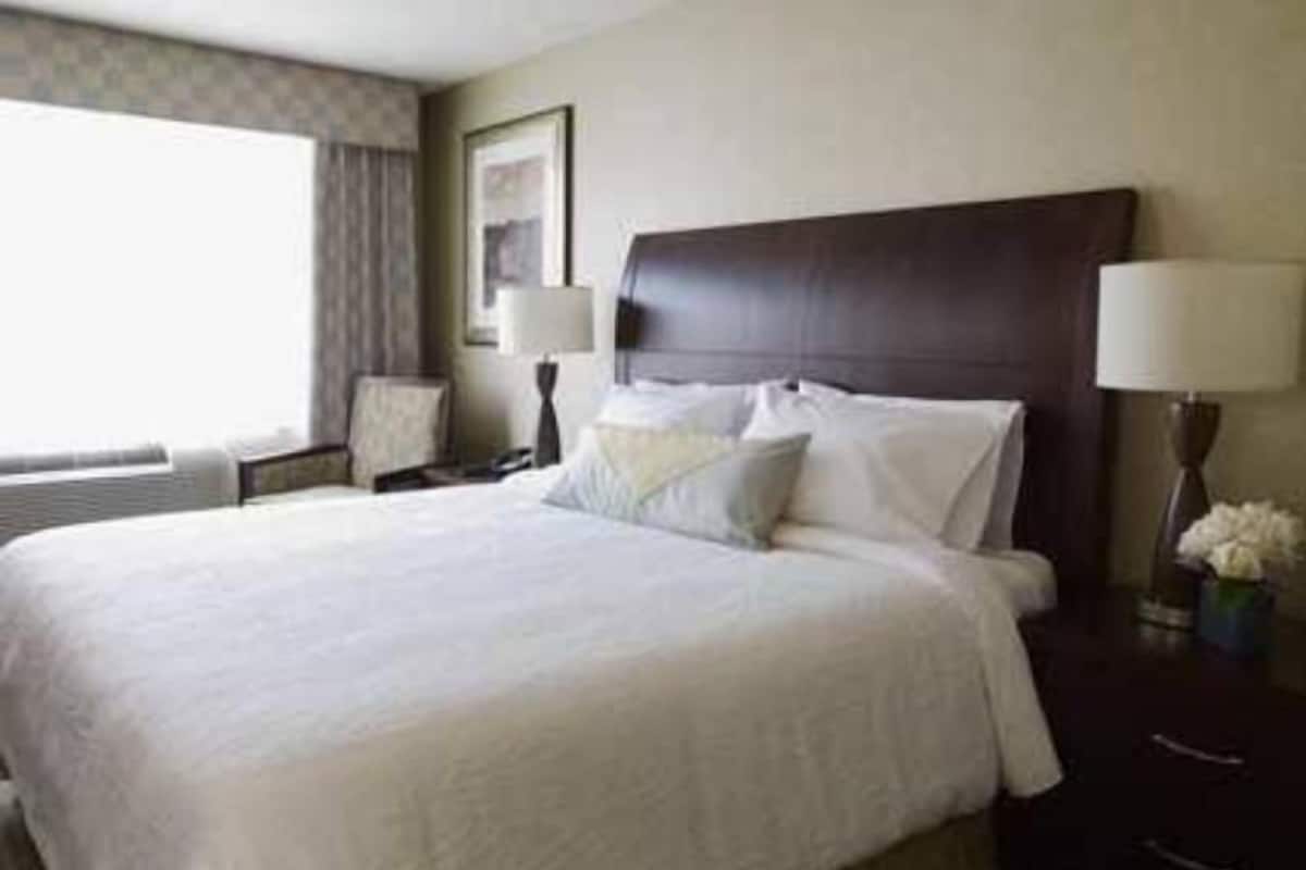Premium bedding, in-room safe, iron/ironing board, WiFi (free)