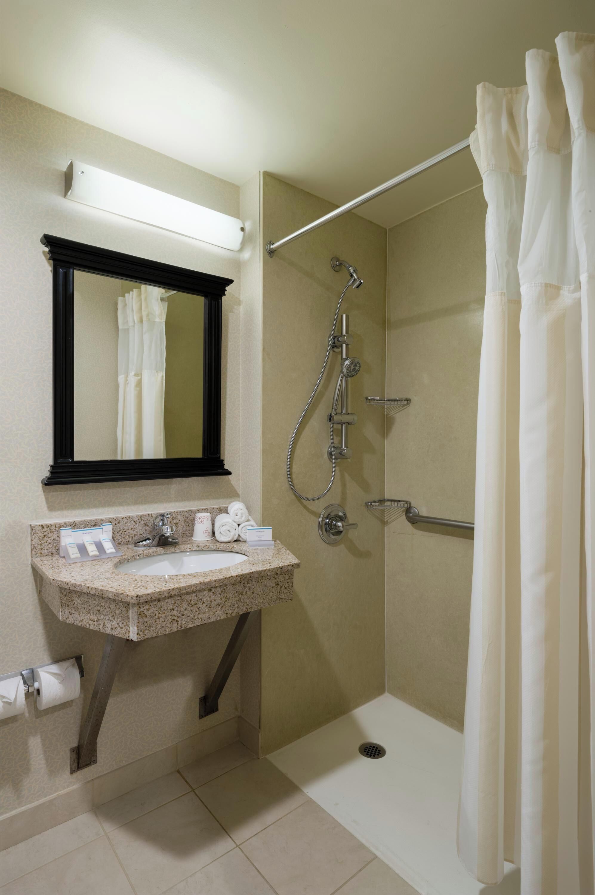 Combined shower/tub, free toiletries, hair dryer, towels