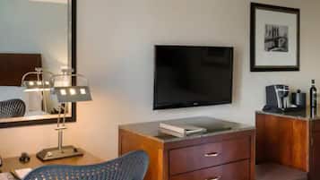 Ylelliset vuodevaatteet, tallelokero huoneessa, silitysrauta/-lauta