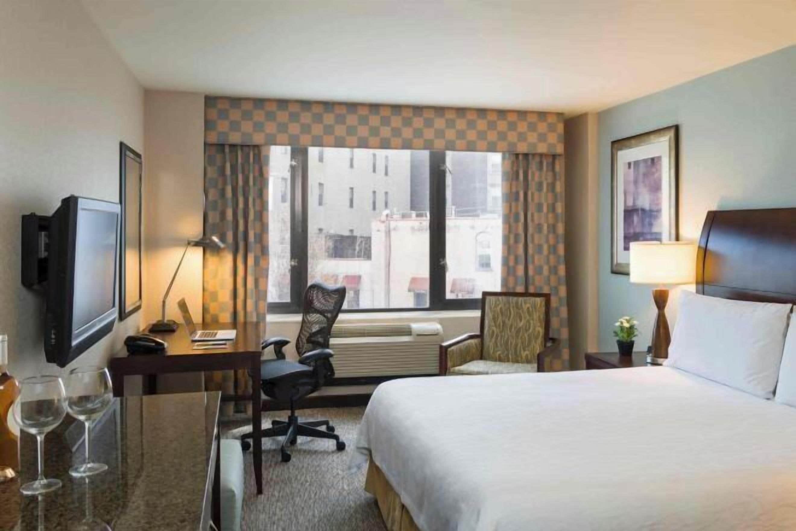 Hochwertige Bettwaren, Zimmersafe, Bügeleisen/Bügelbrett