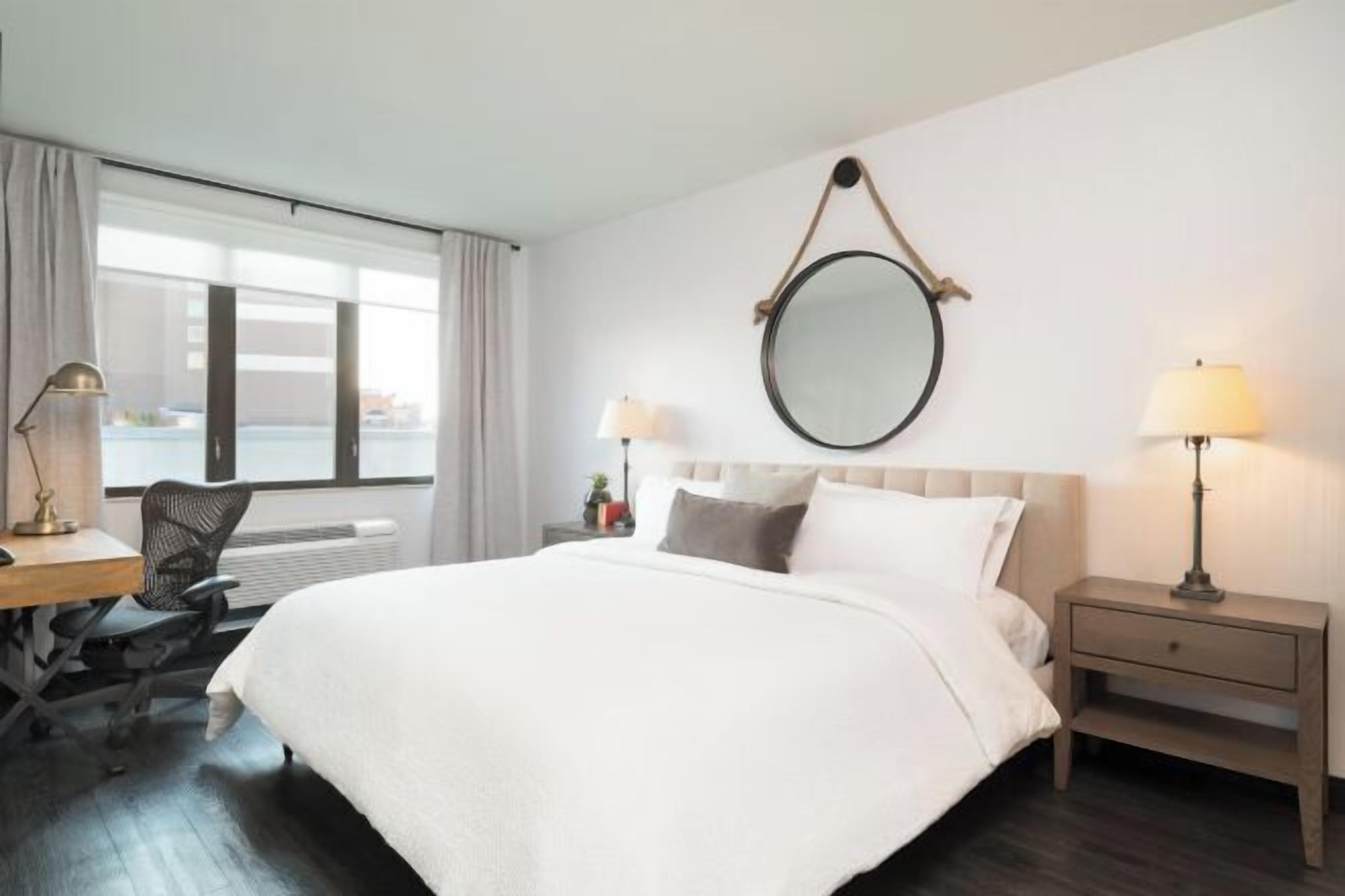 Hochwertige Bettwaren, Zimmersafe, Bügeleisen/Bügelbrett