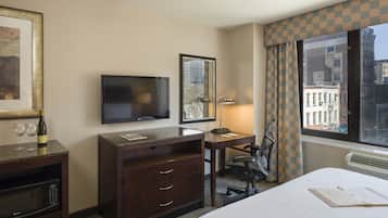 Ylelliset vuodevaatteet, tallelokero huoneessa, silitysrauta/-lauta