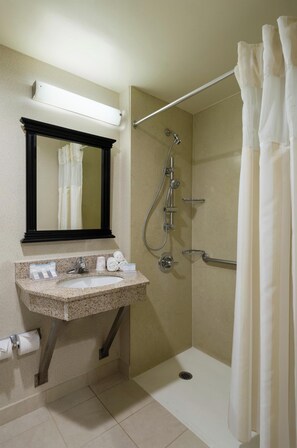 Ensemble baignoire-douche, articles de toilette (gratuits)