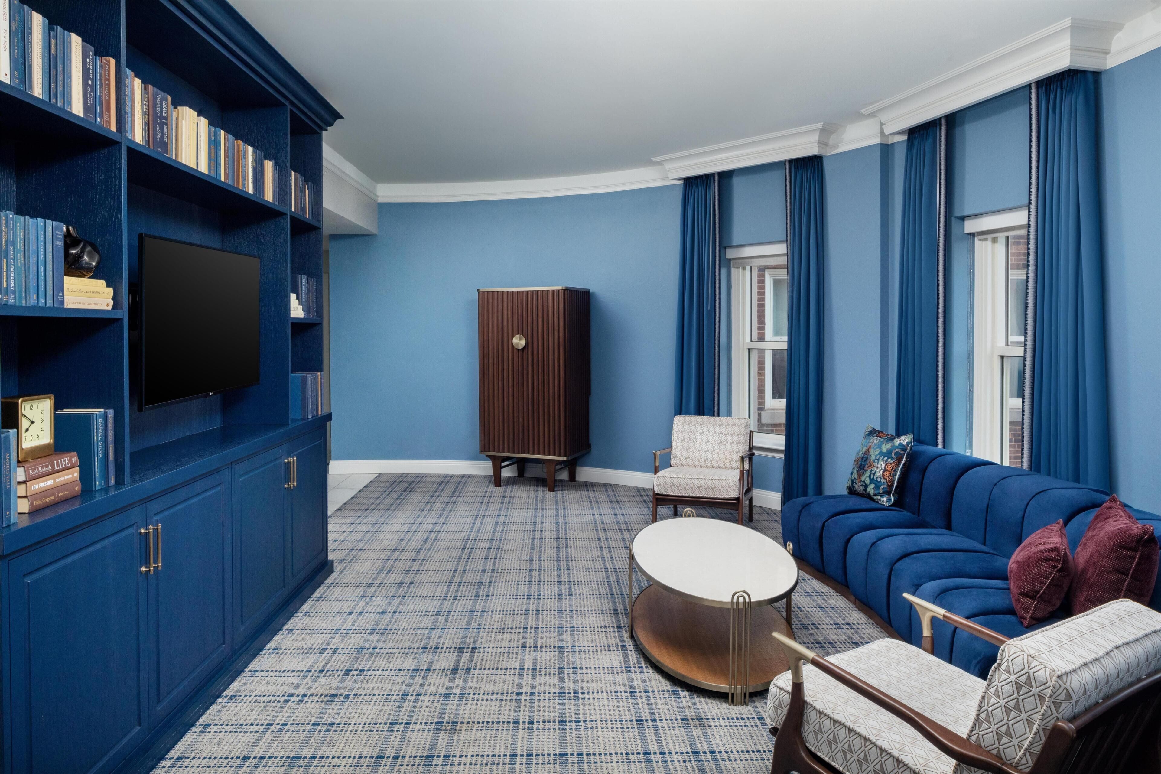 En 42-tommers Flatskjerm-TV med kabel-kanaler samt TV og filmkjøp