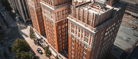 En hög byggnad med en klassisk arkitektonisk stil, som har flera våningar och en framträdande entré i hörnet.