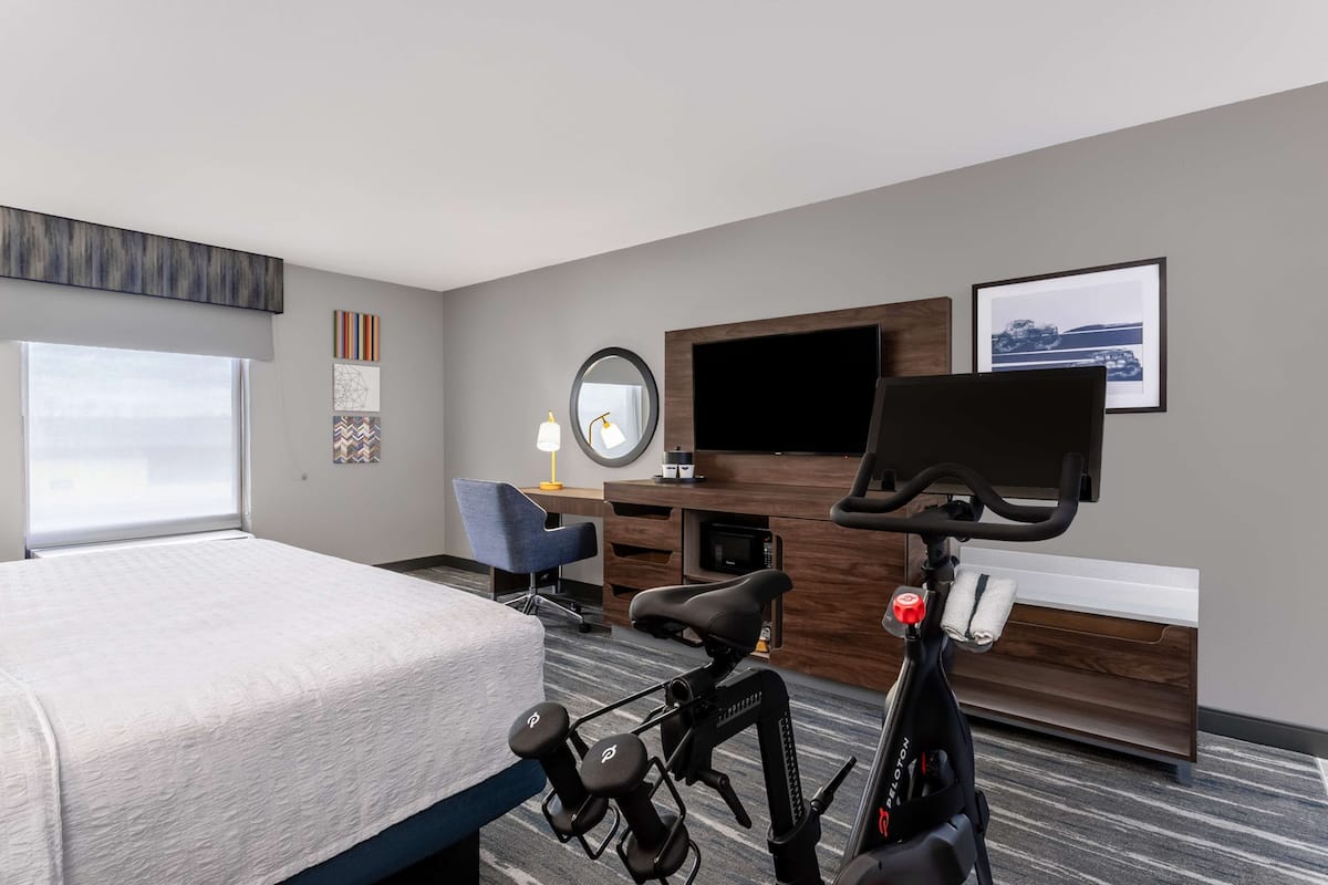 Business Room, 1 King Bed, Non Smoking (Peloton) | Desk, laptop workspace, blackout curtains, iron/ironing board