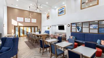 Café da manhã com buffet grátis todos os dias