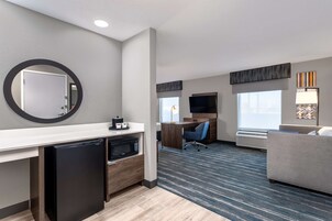 Escrivaninha, espaço de trabalho para notebook, cortinas blackout