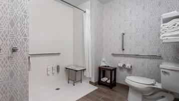 Un bagno moderno dotato di doccia, WC e lavandino.