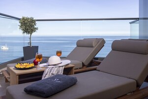 Deluxe Room Sea View with Jacuzzi | Terraza o patio