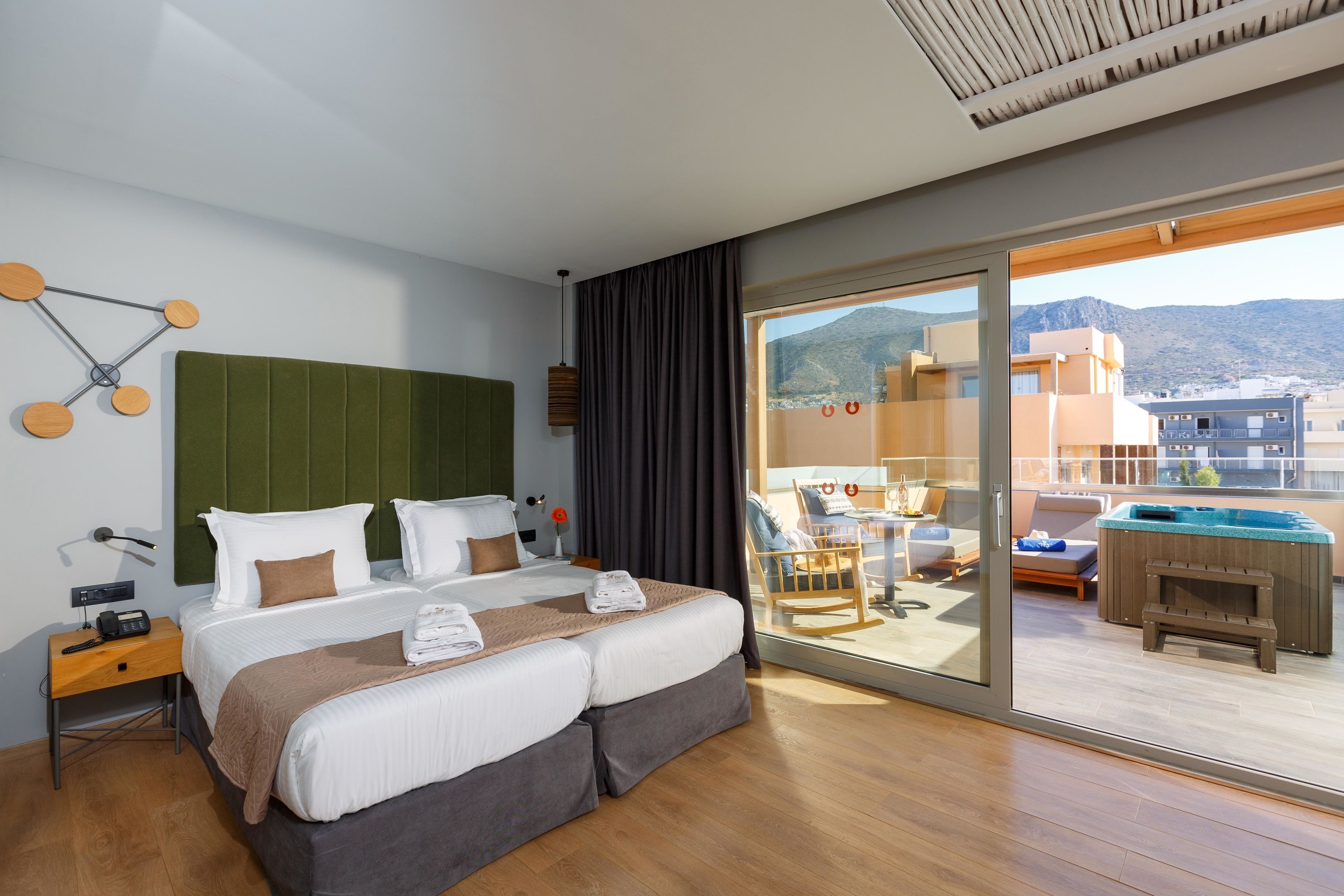 Deluxe Room with Jacuzzi | Allergitestade sängkläder och värdeförvaringsskåp på rummet