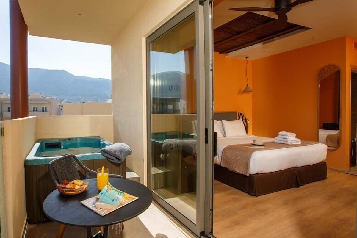 Wellness Jacuzzi Suite | Hypo-allergenic bedding available, in-room safe, soundproofing