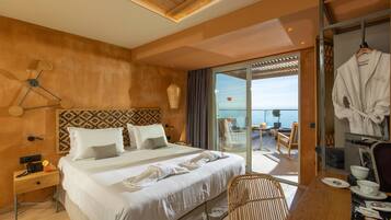 Deluxe Room Sea View with Jacuzzi | Hypo-allergenic bedding, in-room safe, individually decorated
