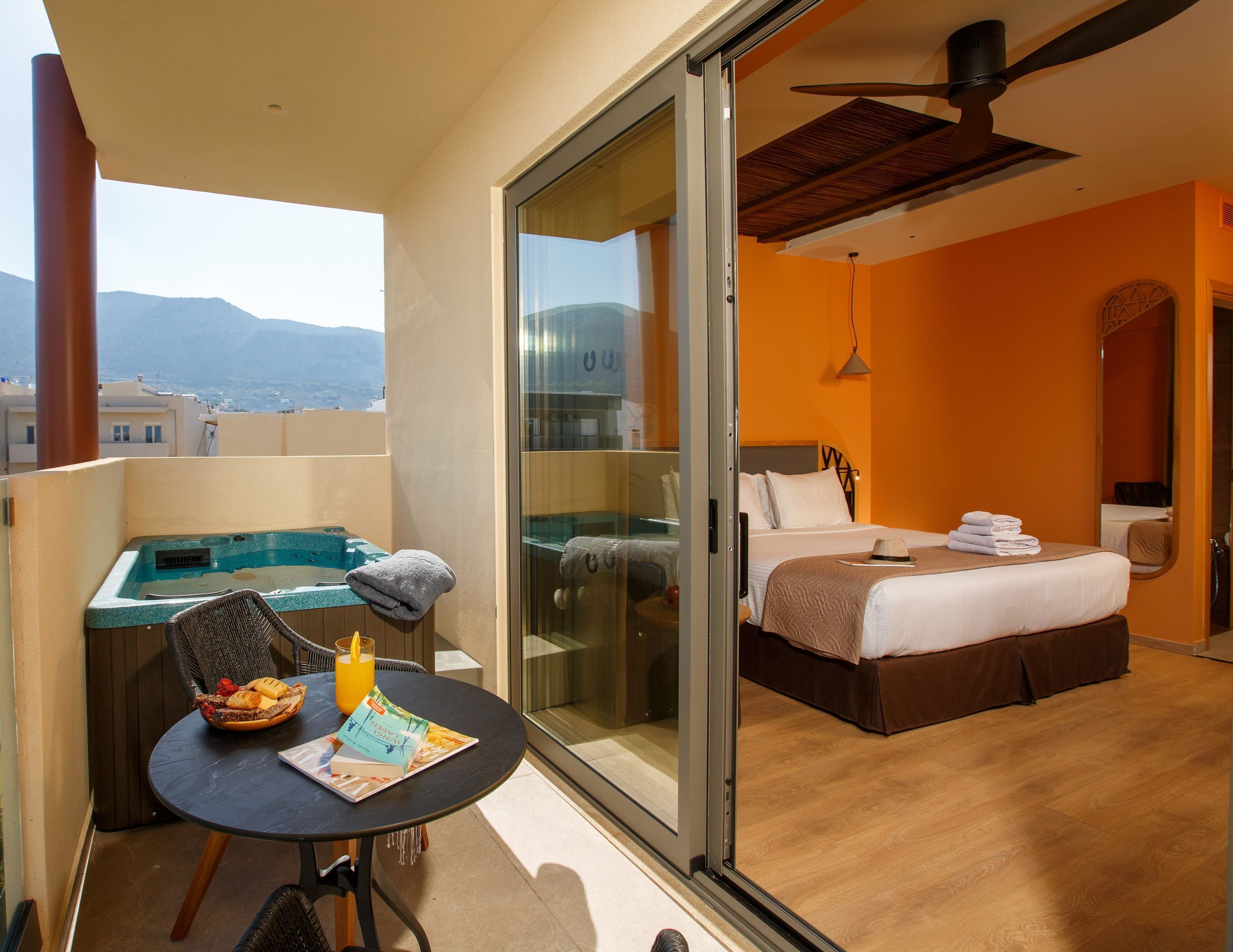 Wellness Jacuzzi Suite | Allergitestade sängkläder och värdeförvaringsskåp på rummet