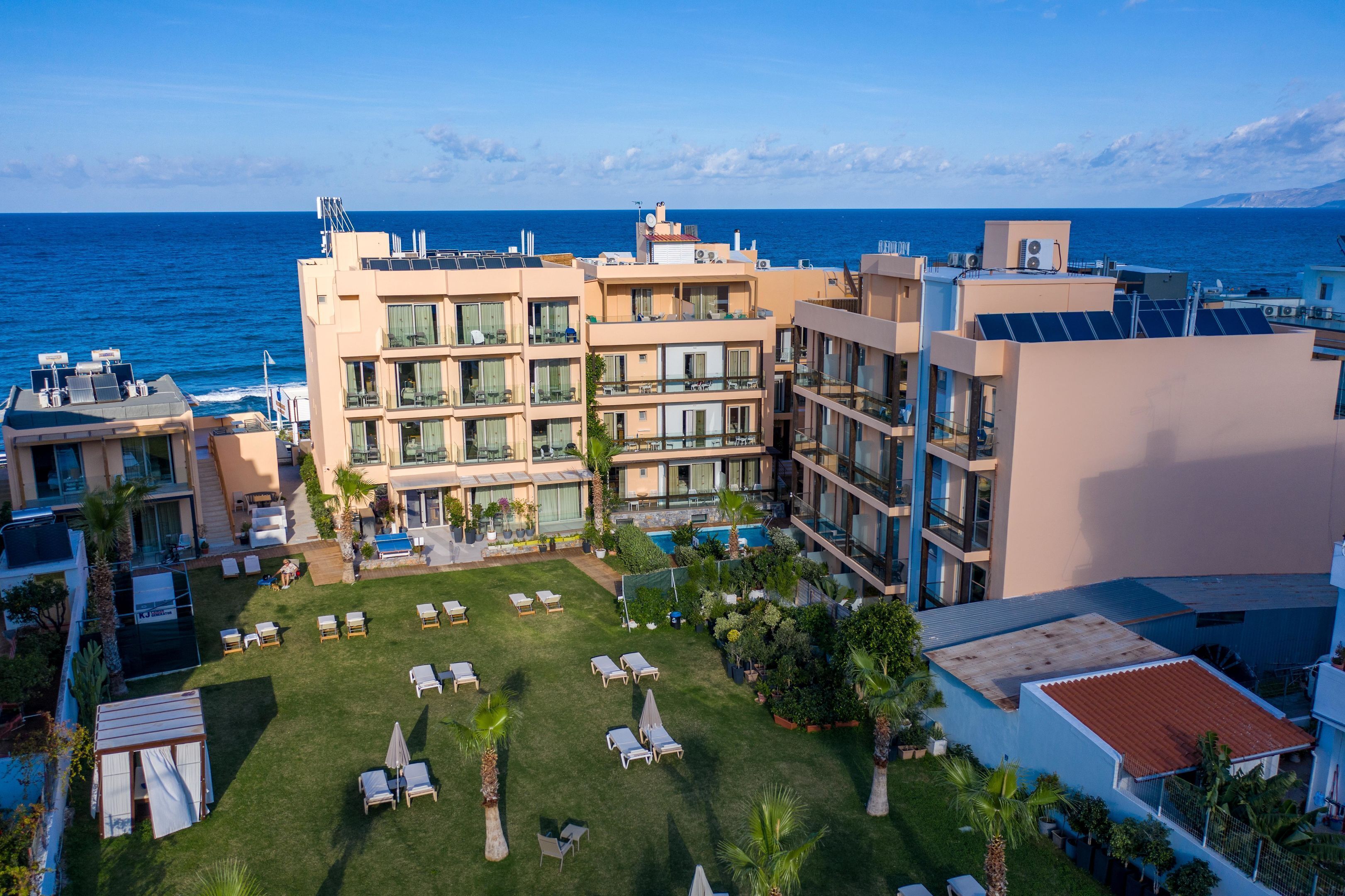 Un hôtel à étages, doté d’une piscine sur le toit et offrant une vue sur la mer.