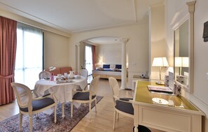 Suíte júnior | Frigobar, cofres nos quartos, escrivaninha, cortinas blackout