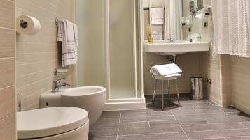 Set di cortesia gratuito, asciugacapelli, accappatoio, bidet
