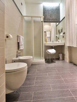 Kostenlose Toilettenartikel, Haartrockner, Bademäntel, Bidet