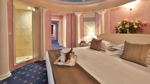 A hotel room with a bed, a nightstand, a lamp, a vase of flowers, and a ceiling mural. - Hotel San Marco & Formula Club (Noceto)