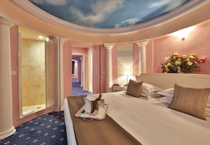 Suite | Minibar, in-room safe, desk, blackout drapes - Hotel San Marco & Formula Club (Noceto)